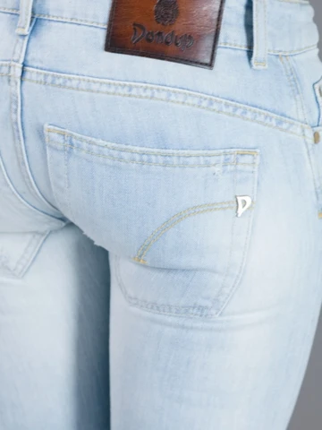 Lyseblå tætsiddende jeans